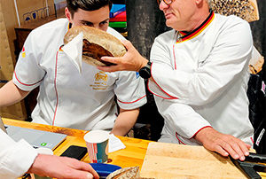 Bäckermeister Michael Isensee (rechts) und Daniel Plum bei der Begutachtung