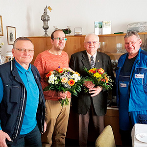 Eberhard Gruhle (2. v. r.) im Beisein des amtierenden Obermeisters Timmy Held, dessen Stellvertreter Danilo Feldmann (r.) sowie Ehrenobermeister Christoph Staroske (l.)