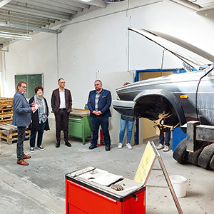 Projektleiter Harald Hönicke (Mitte) erläutert den Beiratsmitgliedern die bisherigen und zukünftigen Aktivitäten der einzelnen Fachbereiche in der Offenen Werkstatt