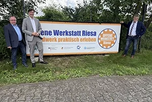 Kreishandwerksmeister (re.) und Geschäftsführer (li.) begrüßen den Kultusminister Clemens (mi.)