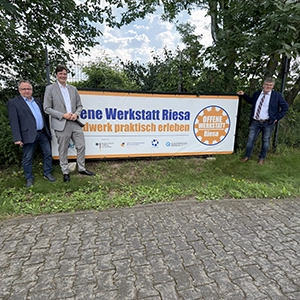 Kreishandwerksmeister (re.) und Geschäftsführer (li.) begrüßen den Kultusminister Clemens (mi.)