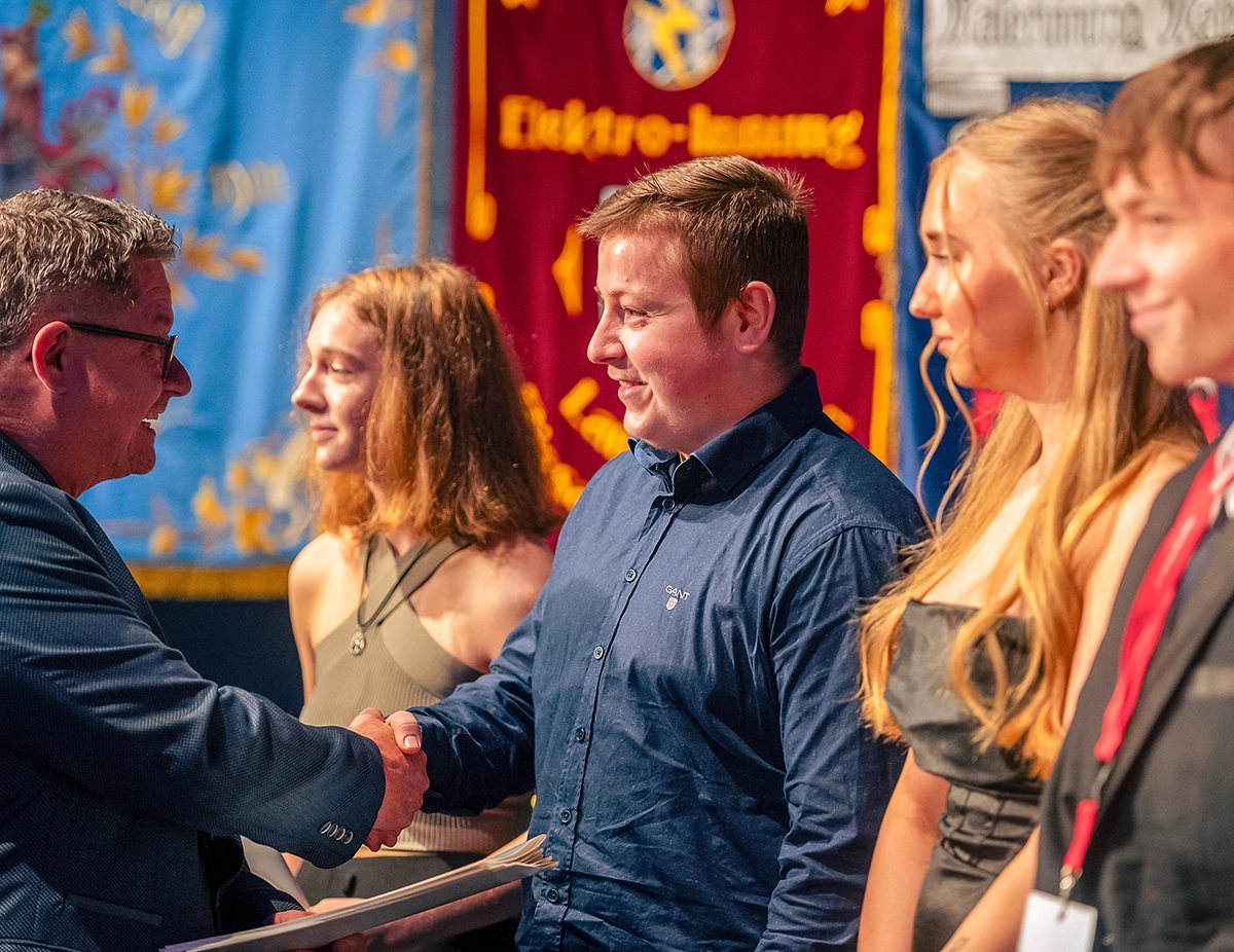 Zentrale Freisprechung im Theater Meißen Obermeister der Bäckerinnung Meißen, Karsten Liebscher gratuliert den Gesellen.