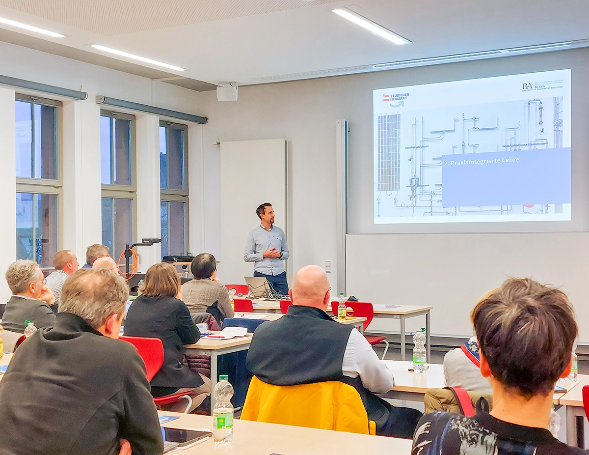 Ein Einblick in die Veranstaltung Die Messe in Zahlen überzeugt: über 20.000 Besucher, 283 Aussteller auf 40 Hektar Messegelände. Jenseits von Zahlen und Fakten gibt es noch weitere Gründe für einen Messebesuch. In den 35 Jahren ihres Bestehens hat sich die Messe Jagd & Angeln im Messepark Leipzig in Markkleeberg, die wieder am ersten Oktoberwochenende auf das 40 Hektar große Gelände einlud, weg von einer reinen Fach- und Verkaufsmesse hin zu einem Treffpunkt für Fachleute, Praktiker sowie ambitionierte Laien und deren Familien, die sich fürs Jagen, Angeln oder einfach für den Aufenthalt in der Natur mit den vielen verschiedenen Freizeitmöglichkeiten interessieren, entwickelt. Die Veranstaltung vereint den typischen Messecharakter in den beiden Ausstellungshallen mit dem Anspruch, viele Arten von Aktivitäten, die auch im praktischen Alltag unter freiem Himmel stattfinden, authentisch zu präsentieren. Den mehr als 20.000 Besucher, die trotz wechselhaften Wetters nach Markkleeberg kamen, hatten die Organisatoren ein so umfangreiches Programm zusammengestellt, dass es kaum möglich war, an einem Tag alle Angebote wahrzunehmen. Neben den klassischen Schwerpunktthemen rund um Jagen und Angeln, wie Falknerei, Brauchtum, Genuss, Hunde, Praxis- sowie Mitmachangeboten konnten Besucher im neu installierten Hundedorf 25 Jagdhunderassen kennenlernen, darunter auch Rassen aus Polen, Ungarn, der Schweiz und Frankreich. Nicht nur der Jagdhund als unverzichtbarer Begleiter des Jägers zu Wasser und zu Land stand im Mittelpunkt, sondern auch Hundethemen allgemeiner Art, die Hundebesitzer mit und ohne jagdliche Ambitionen gleichermaßen ansprachen. Der Stand der Landesjagdverbände lud die Besucher ins virtuelle Jagdzimmer auf die Jagdaktionsbühne ein, in welchem die Gäste auf antik anmutenden Sitzgelegenheiten zum Fachgespräch auf der Bühne Platz nehmen konnten. Hochkarätige Fachvorträge an allen drei Tagen lockten zahlreiches Publikum an. An vielen Stellen drehten sich kulinarische Angebote, wie sollte es anders sein, um das Wild, egal ob rustikal vom Drehspieß im Freien oder mit raffinierten Rezeptkreationen, akkurat angerichtet auf dem Porzellanteller und frisch zubereitet auf der Genussbühne. Den Bogen gespannt zwischen Jagd und Freizeitbeschäftigung hat im wahrsten Sinne des Wortes der Deutsche Bogenjagdverband, der seit seiner Gründung im Jahr 1999 inzwischen auf breites Interesse stößt. Unverzichtbarer und bewährter Programmbestandteil sind die Flugvorführungen der Jagdfalknerei Schaaf und dieses Jahr die Mitteldeutschen Holzrückemeisterschaften sowie die Bundesschafschau. In Szene setzten sich auch die Bewahrer des Brauchtums, das viele Facetten hat, allen voran die Jagdhornbläser, die sowohl drinnen und draußen mit Jagdliedern und jagdlichem Gesang für das Innehalten und Verweilen der Besucher sorgten. Neben den Programmpunkten die auf jedem Flyer und auf der Website des Veranstalters zu finden sind, fahren auch viele Aussteller und Besucher wegen eines in keinem Programmheft stehenden Grundes zu Messe: der persönliche Austausch, das Fachgespräch, das Pflegen vorhandender und Knüpfen neuer Kontakte, das Informieren über neue Trends und Dienstleistungen.