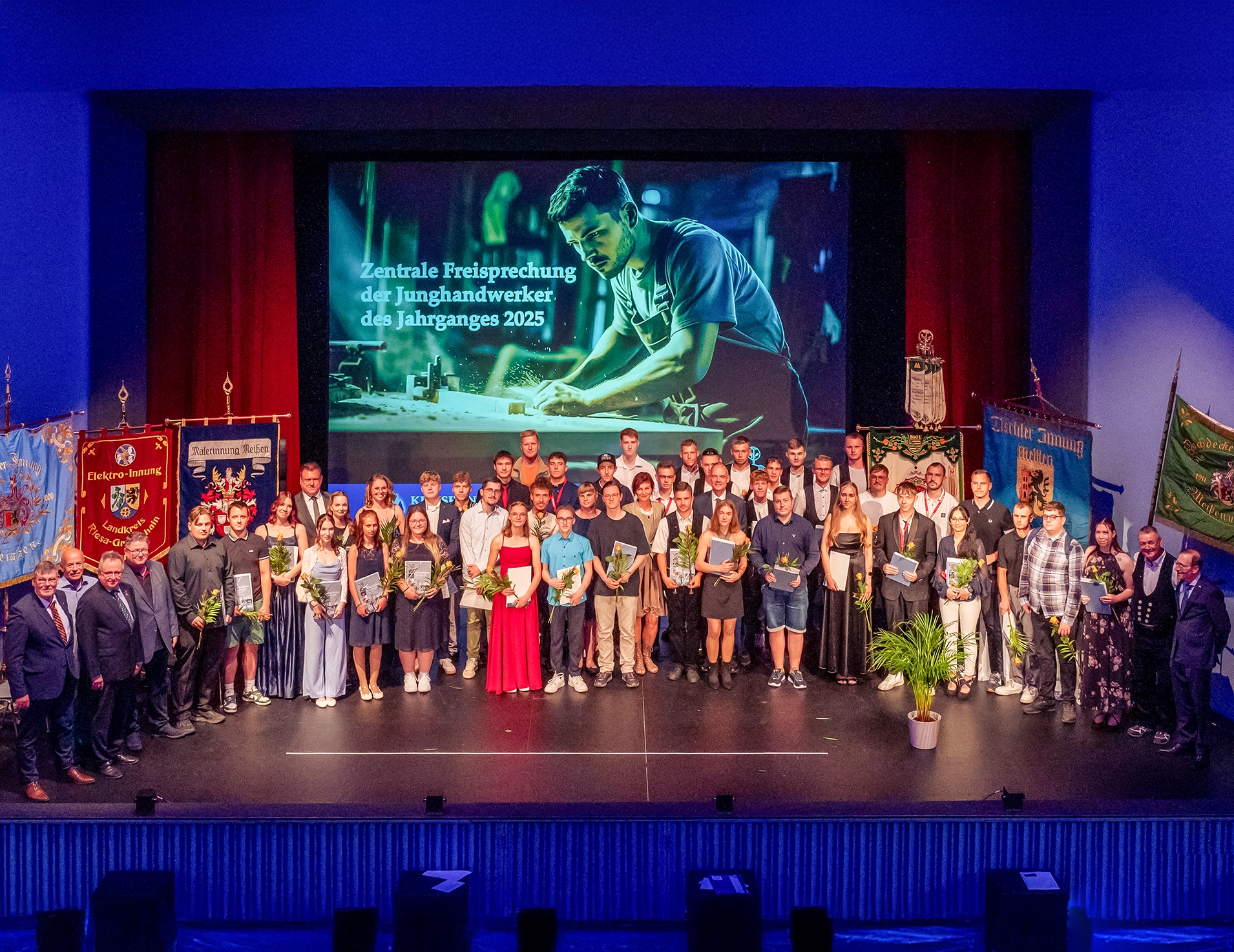 Zentrale Freisprechung im Theater Meißen Die Junggesellen aus den Gewerken Bäcker, Bau, Dachdecker, Elektrotechnik, Friseure, Maler, Tischler sowie Sanitär-Heizung-Klimatechnik im Theater Meißen nach der Übergabe der Gesellenbriefe