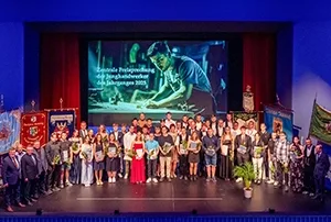 Die Junggesellen aus den Gewerken Bäcker, Bau, Dachdecker, Elektrotechnik, Friseure, Maler, Tischler sowie Sanitär-Heizung-Klimatechnik im Theater Meißen nach der Übergabe der Gesellenbriefe