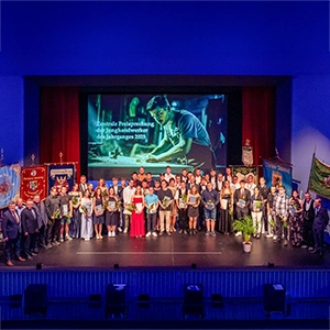 Die Junggesellen aus den Gewerken Bäcker, Bau, Dachdecker, Elektrotechnik, Friseure, Maler, Tischler sowie Sanitär-Heizung-Klimatechnik im Theater Meißen nach der Übergabe der Gesellenbriefe