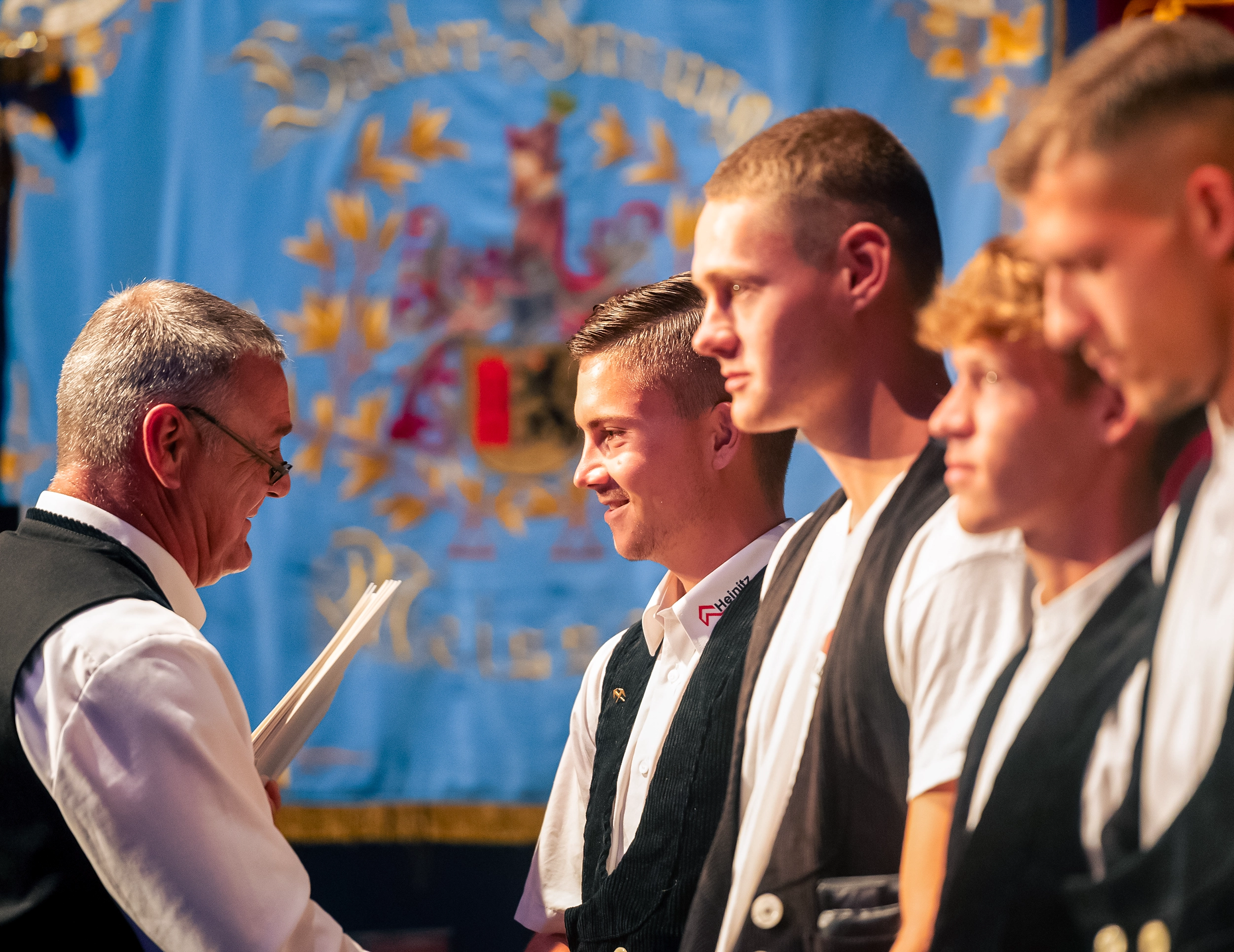 Zentrale Freisprechung im Theater Meißen Obermeister der Dachdeckerinnung Meißen-Riesa-Großenhain, Roberto Heilscher, gratuliert den Gesellen.