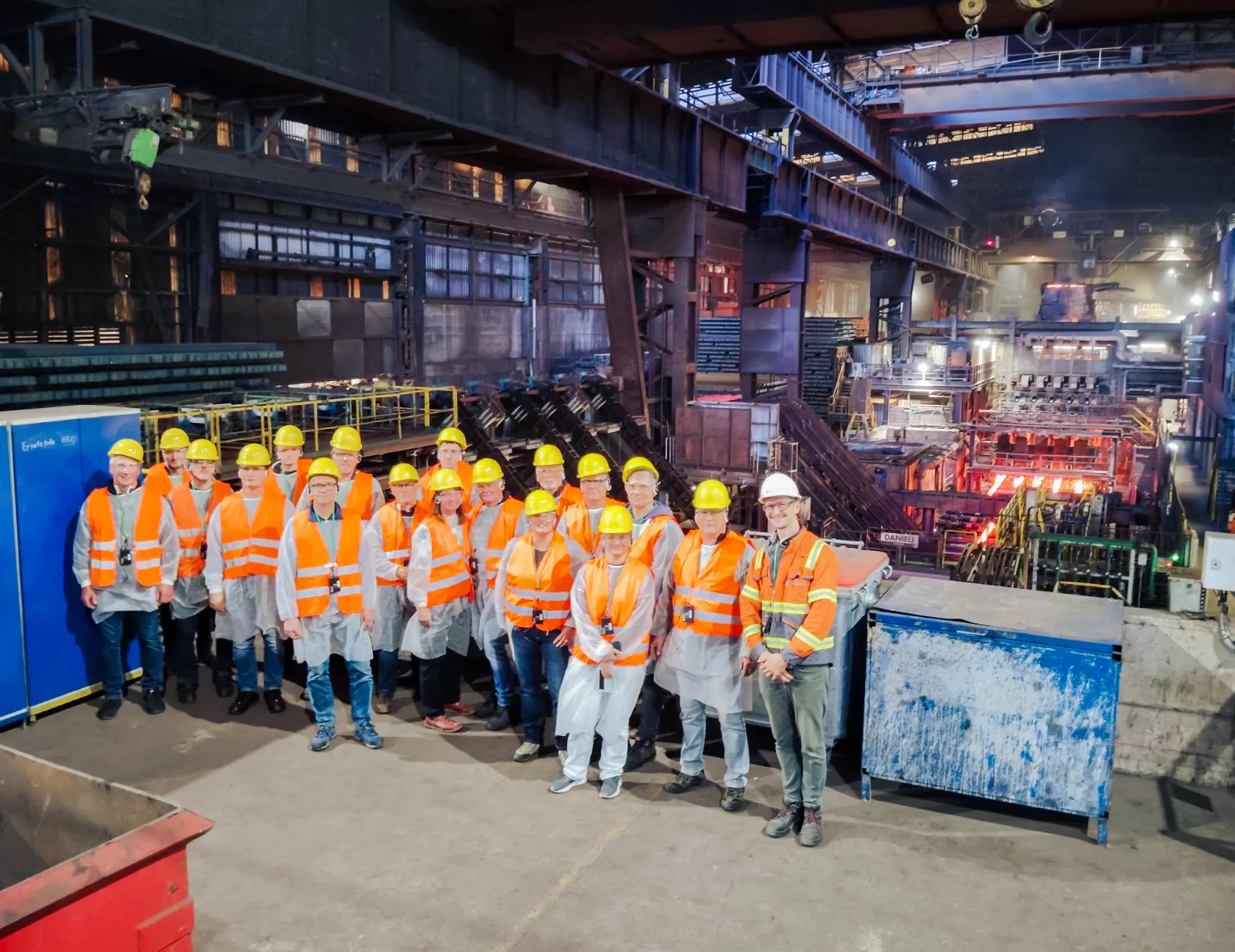 Exkursion der Innungen Die Teilnehmer einer Gruppe vor der Strangussanlage