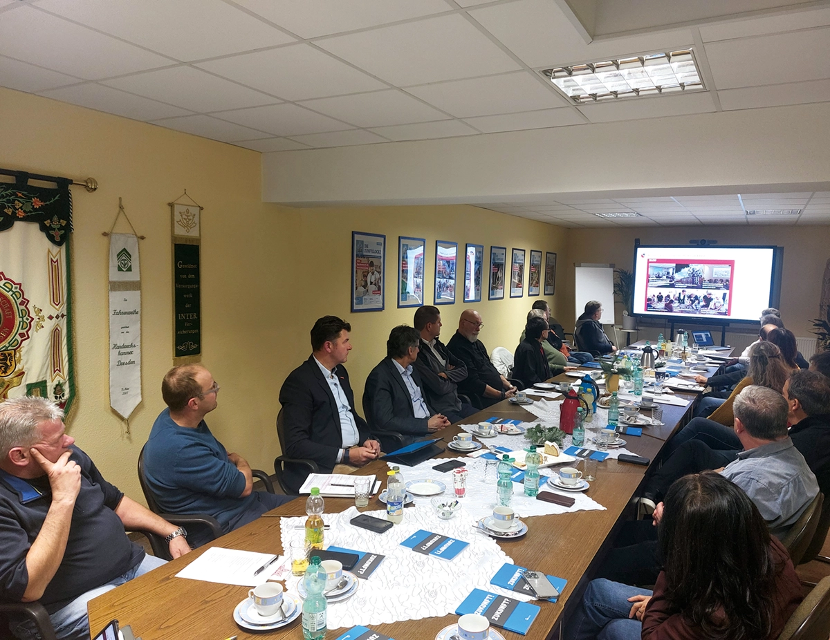 Die Anwesenden folgen den Erläuterungen des Geschäftsführers