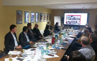 Die Anwesenden folgen den Erläuterungen des Geschäftsführers