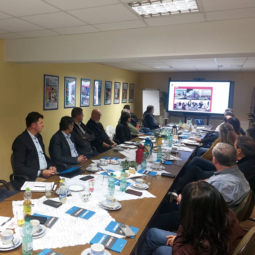 Die Anwesenden folgen den Erläuterungen des Geschäftsführers