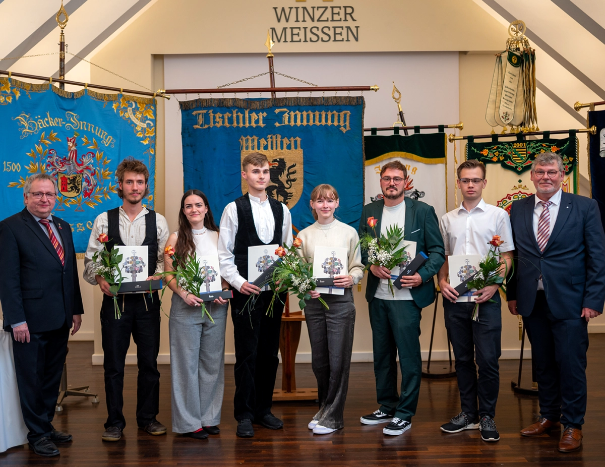 Ausbildungspreis 2025 Die Preisträger im Beisein des Kreishandwerksmeister Peter Liebe (li.) und des Geschäftsführers Jens-Torsten Jacob (re.)