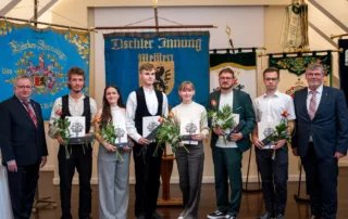 Die Preisträger im Beisein des Kreishandwerksmeister Peter Liebe (li.) und des Geschäftsführers Jens-Torsten Jacob (re.)