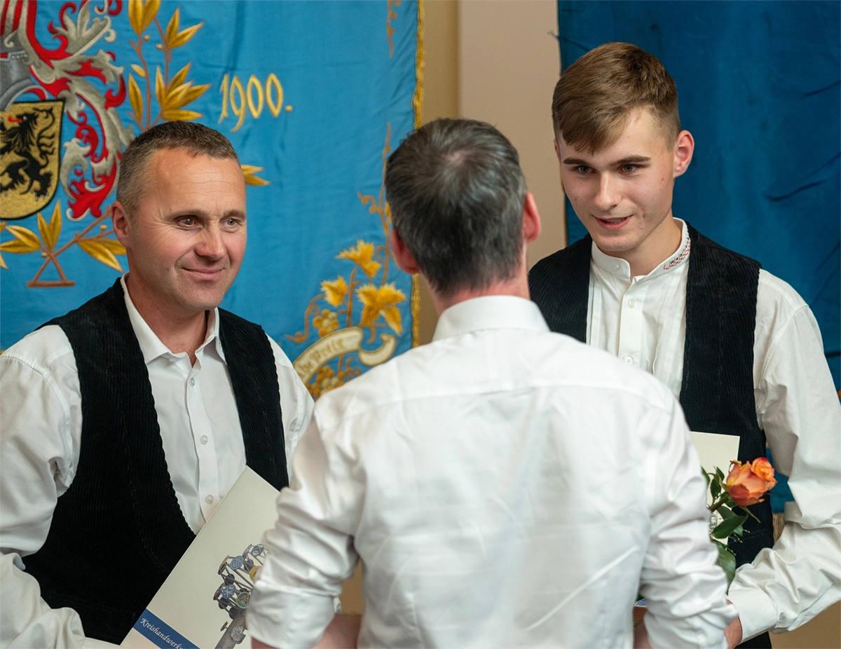 David Hanisch David Hanisch, Dachdecker, Ausbildungsbetrieb: Hanisch Dachdeckermeister GmbH, Klipphausen, Berufsschulzentrum Löbau und Landesbildungszentrum des Sächsischen Dachdeckerhandwerks e. V. Bad Schlema