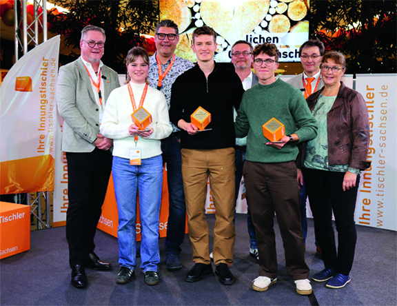 Fachverband Tischler Sachsen Landesgestaltungswettbewerb „Die Gute Form“ 2025 im ELBEPARK Dresden: (v. l.) Matthias Graichen (Landesinnungsmeister), Lena Schulz (2. Platz), Markus Gutzer (FSG Furnier- u. Schnittholz Handelsgesellschaft mbH), Benedikt Kordaß (1. Platz), Arkadiusz Major (IKK classic), Laurenz Fahle (2. Platz), Jan Eckoldt (Fachverband Tischler Sachsen), Ines Briesowsky-Graf (Vizepräsidentin der Handwerkskammer Dresden)