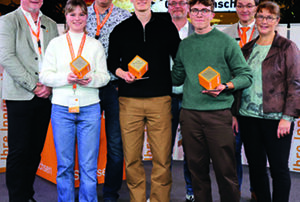 Landesgestaltungswettbewerb „Die Gute Form“ 2025 im ELBEPARK Dresden: (v. l.) Matthias Graichen (Landesinnungsmeister), Lena Schulz (2. Platz), Markus Gutzer (FSG Furnier- u. Schnittholz Handelsgesellschaft mbH), Benedikt Kordaß (1. Platz), Arkadiusz Major (IKK classic), Laurenz Fahle (2. Platz), Jan Eckoldt (Fachverband Tischler Sachsen), Ines Briesowsky-Graf (Vizepräsidentin der Handwerkskammer Dresden)