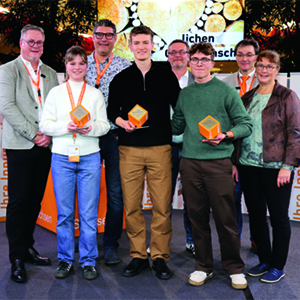 Landesgestaltungswettbewerb „Die Gute Form“ 2025 im ELBEPARK Dresden: (v. l.) Matthias Graichen (Landesinnungsmeister), Lena Schulz (2. Platz), Markus Gutzer (FSG Furnier- u. Schnittholz Handelsgesellschaft mbH), Benedikt Kordaß (1. Platz), Arkadiusz Major (IKK classic), Laurenz Fahle (2. Platz), Jan Eckoldt (Fachverband Tischler Sachsen), Ines Briesowsky-Graf (Vizepräsidentin der Handwerkskammer Dresden)