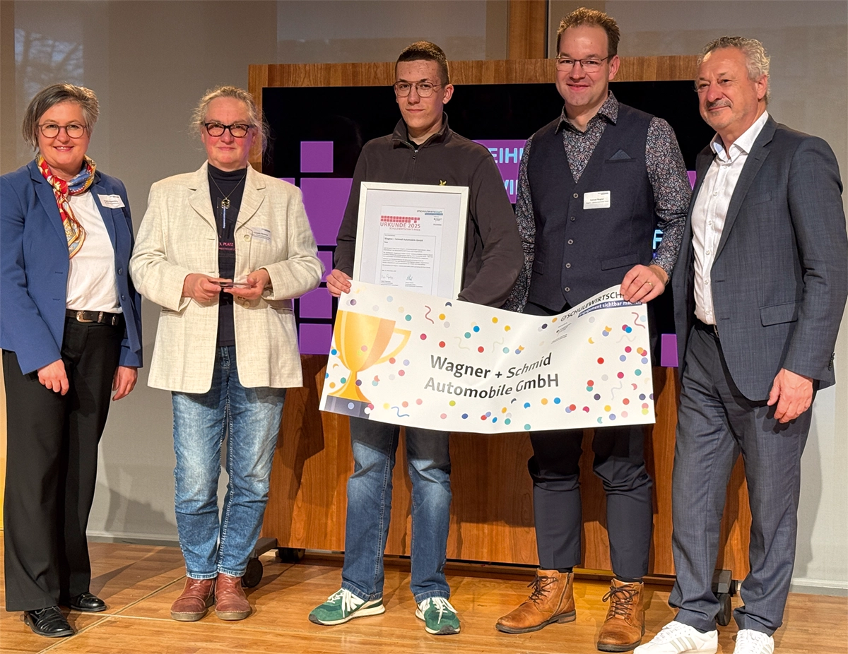3. Platz in der Kategorie „SchuleWirtschaft - Kleine Unternehmen“: Samuel Wagner (Mitte) und sein Team erhalten den Leistungspreis für ihr Projekt „Schüler schrauben alte Autos in der Offenen Werkstatt Riesa“