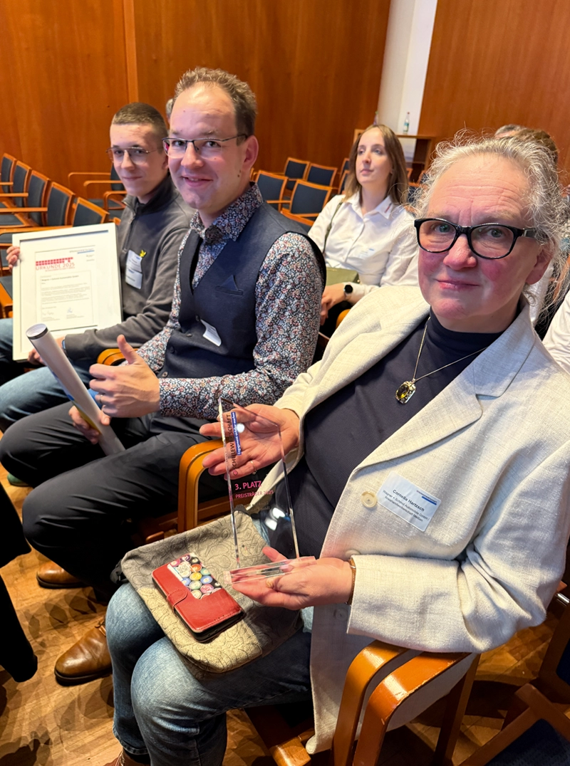 Cornelia Hartzsch, Samuel Wagner und Linus Steinchen (v. l.) mit der Urkunde und dem Pokal nach der Preisverleihung