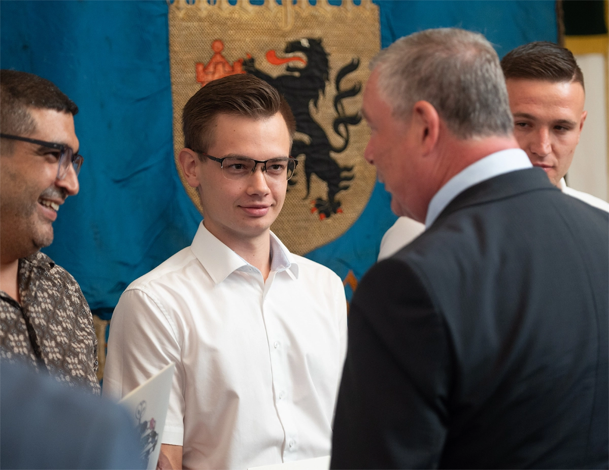 Niclas Lehmann Niclas Lehmann, Elektroniker, Ausbildungsbetrieb: Elektrozentrum Großenhain eG, Berufsschulzentrum für Wirtschaft und Technik, Riesa