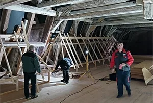 Erste Vorbereitungen für die Dachziegelausstellung