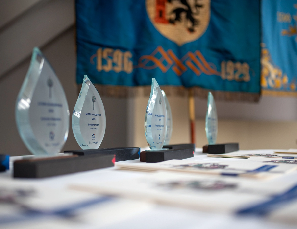Ausbildungspreis 2025 Die Pokale für die Übergabe