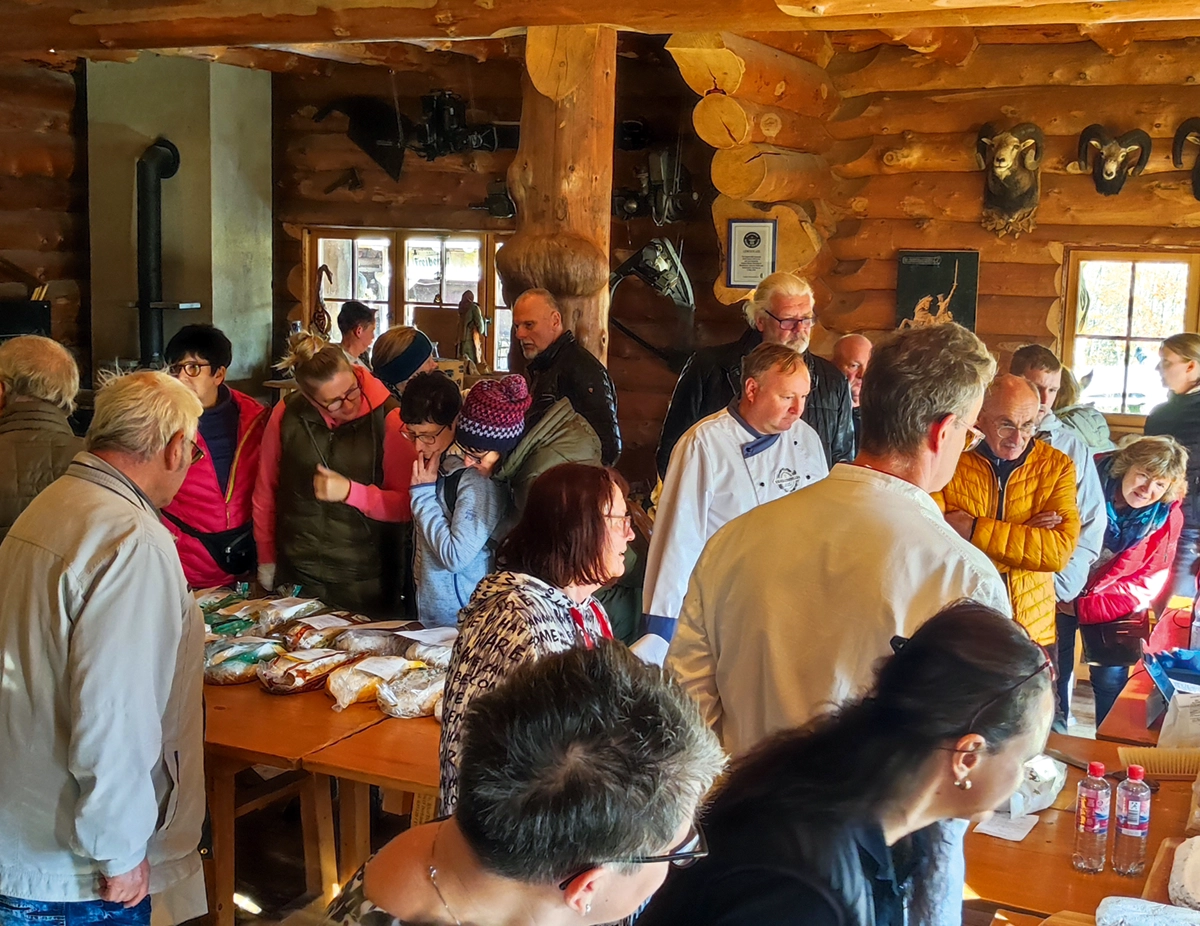 Reger Andrang herrschte in der Gunther-Emmerlich-Holzhütte