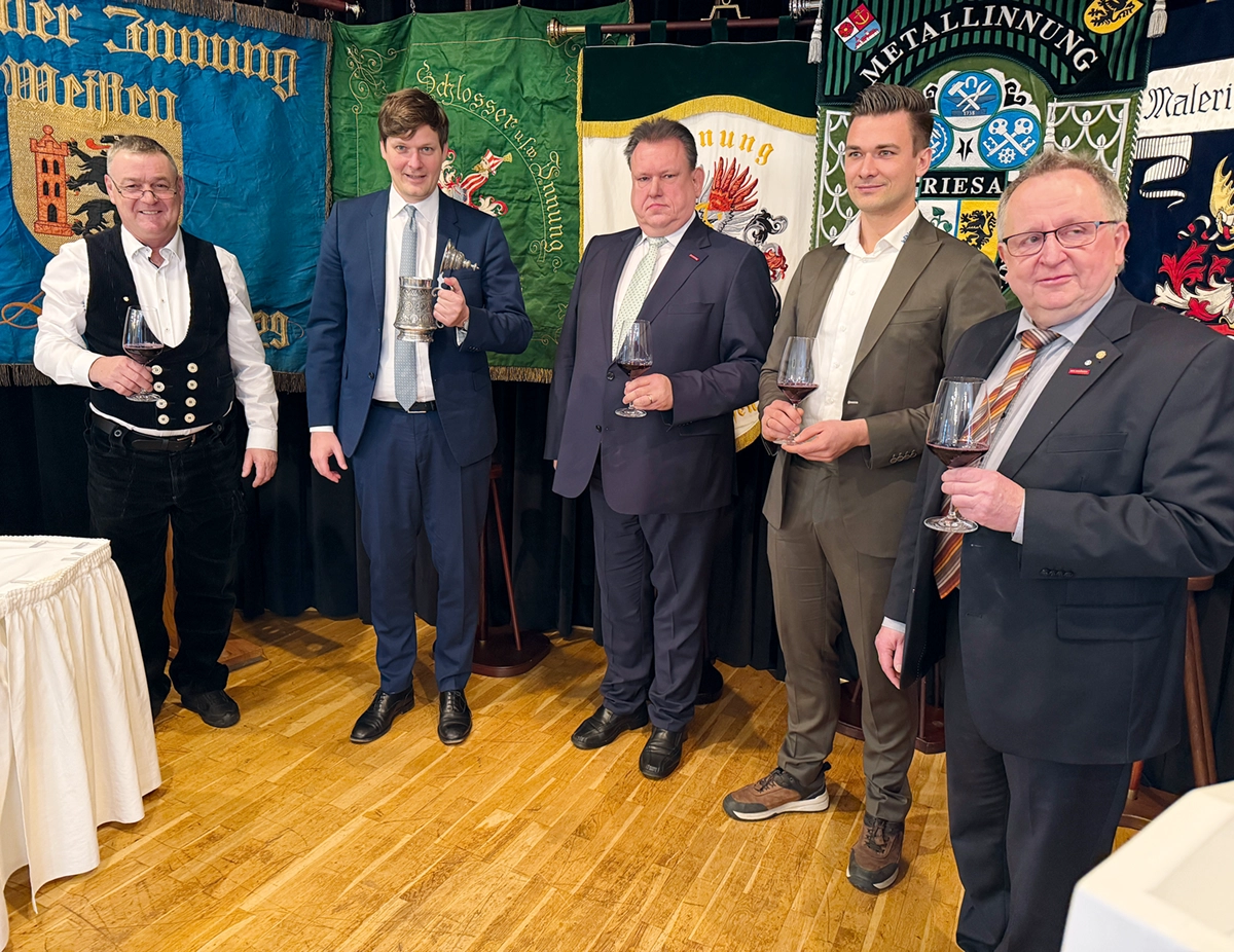 Neujahrsempfang der Kreishandwerkerschaft Region Meißen: Chancen nutzen, um Zukunft zu gestalten Tradition: Handwerkertrunk zum Ende des offiziellen Teils